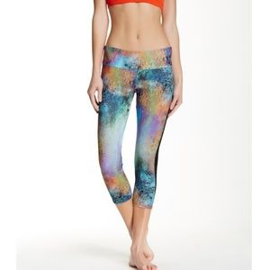 NWT Onzie Tuxedo Capri Leggings